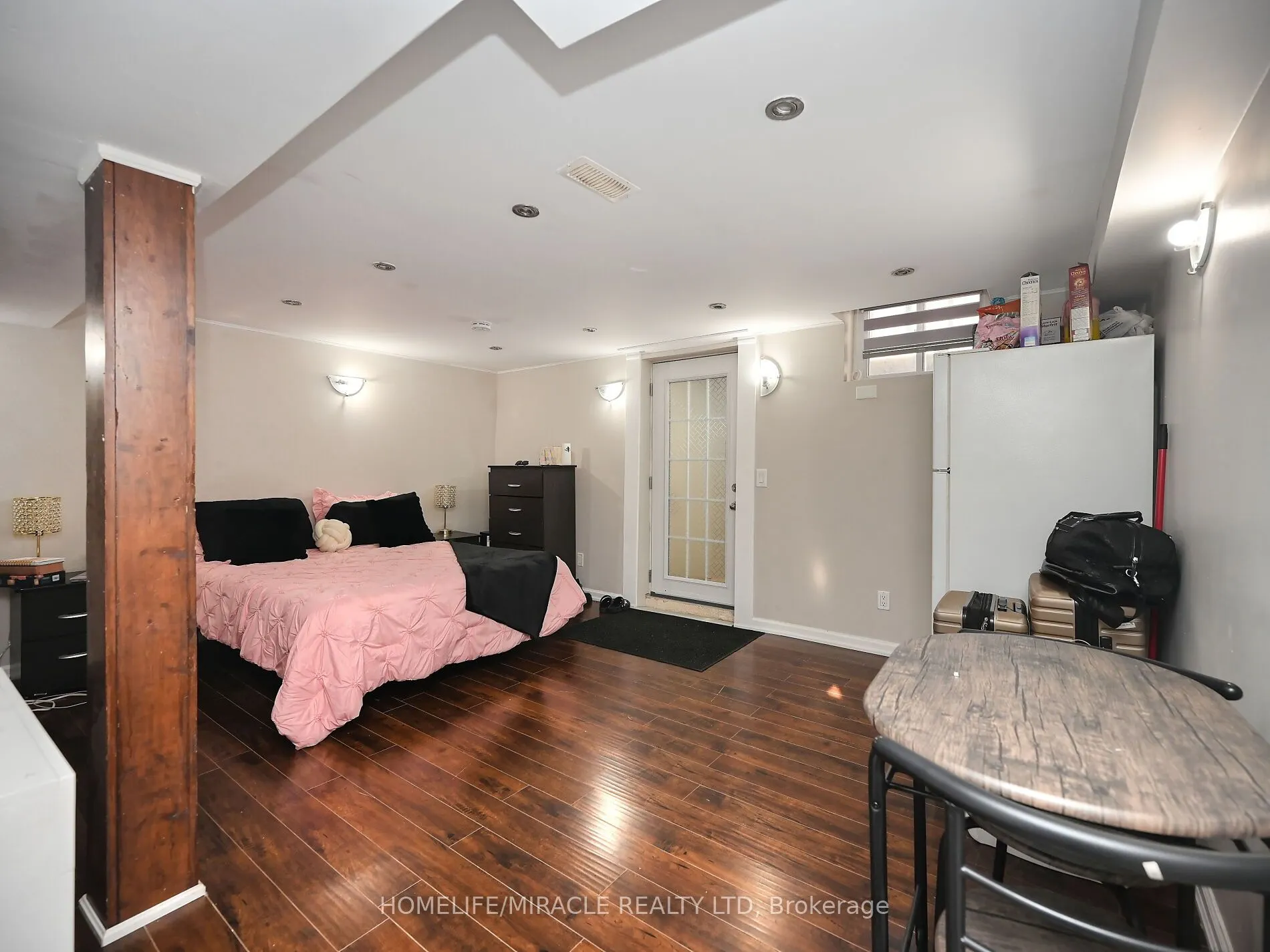 10 Grass Point Square