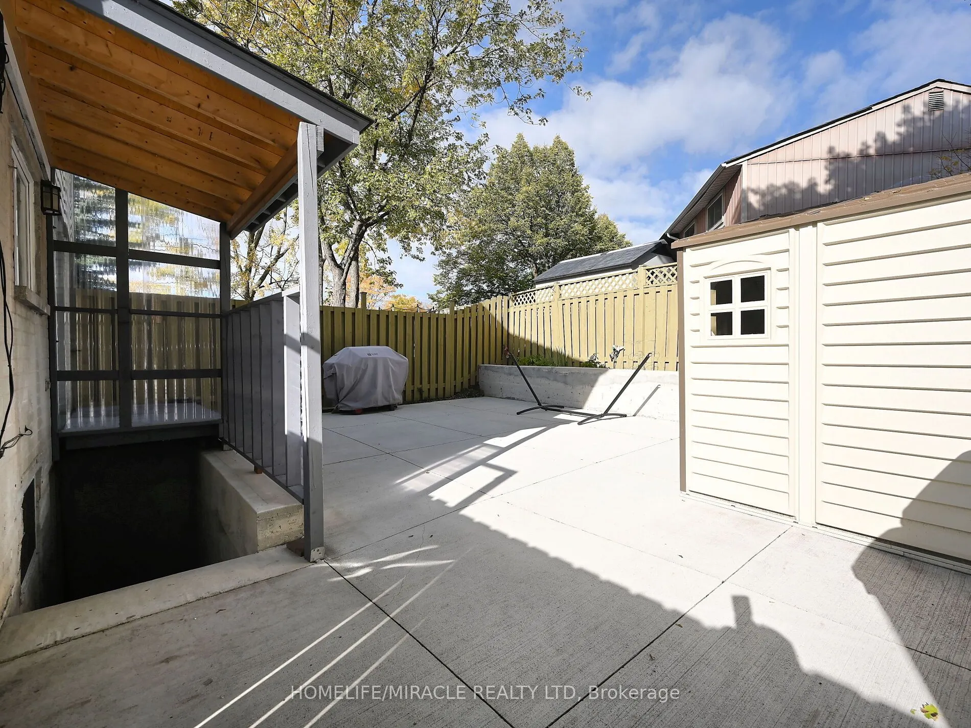 10 Grass Point Square