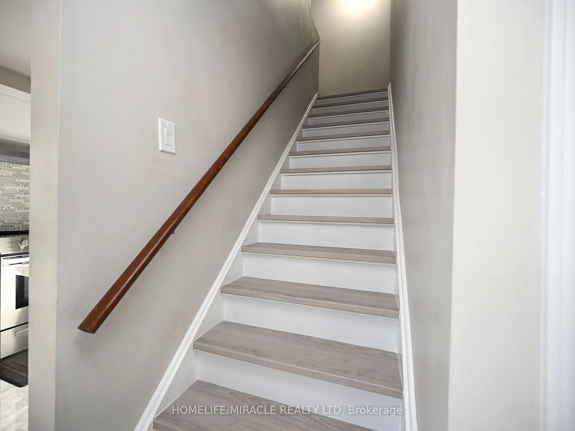 10 Grass Point Square