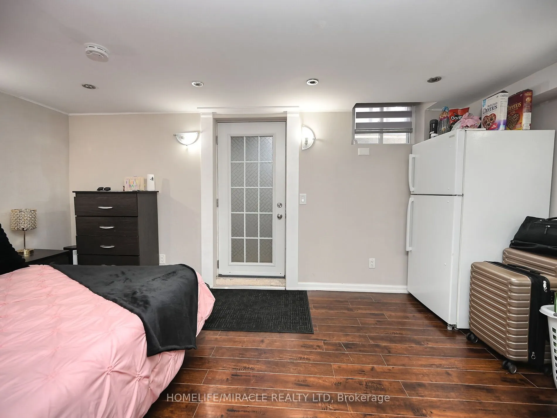 10 Grass Point Square