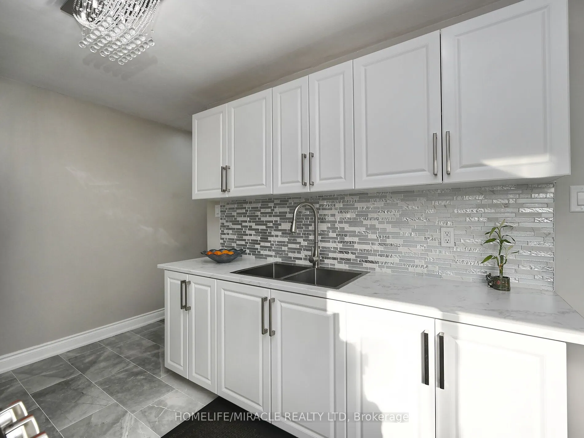 10 Grass Point Square