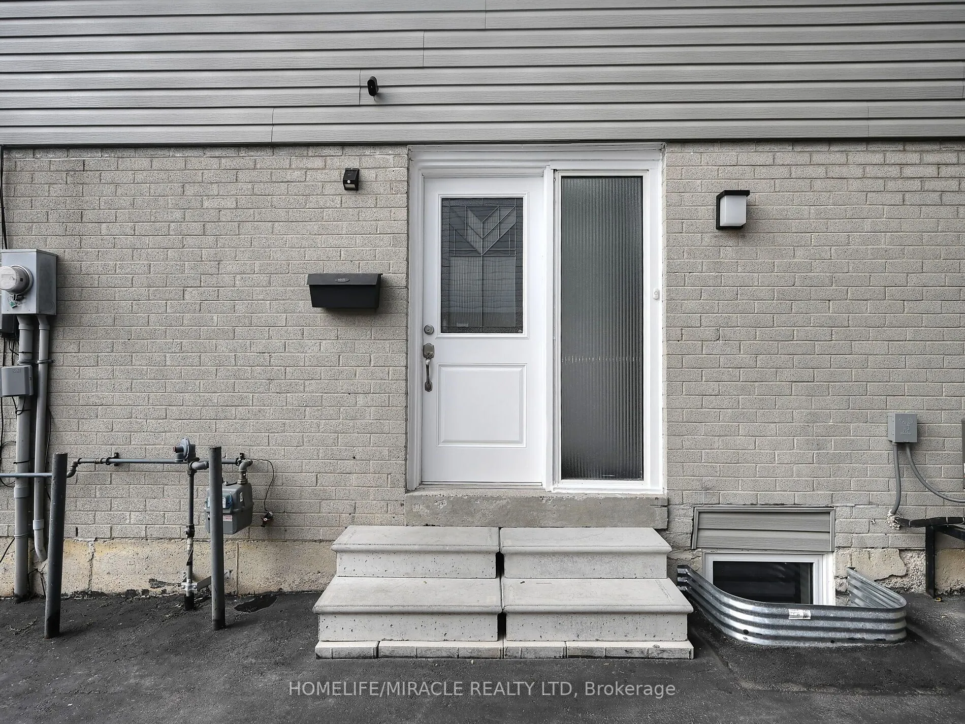 10 Grass Point Square