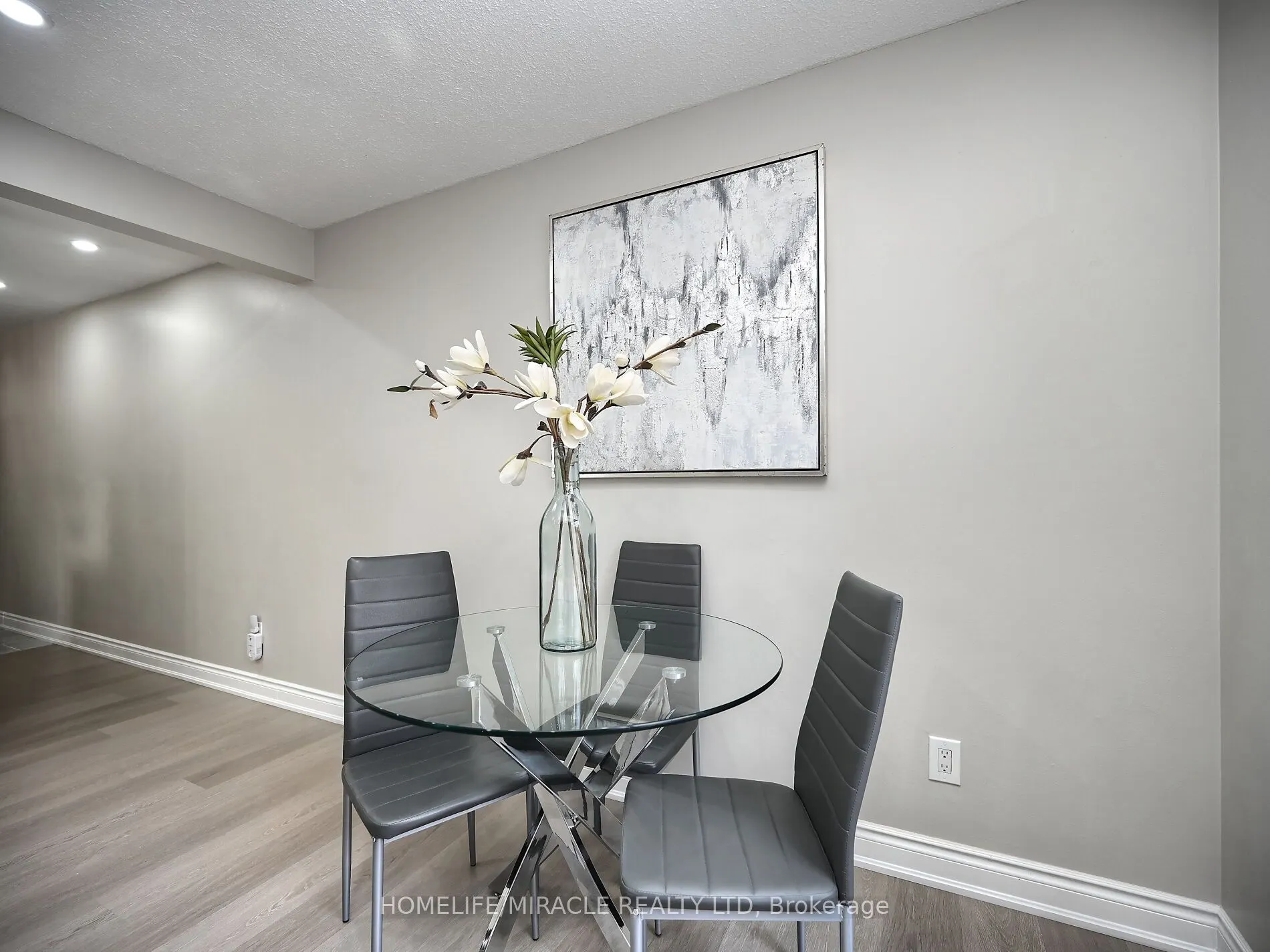 10 Grass Point Square