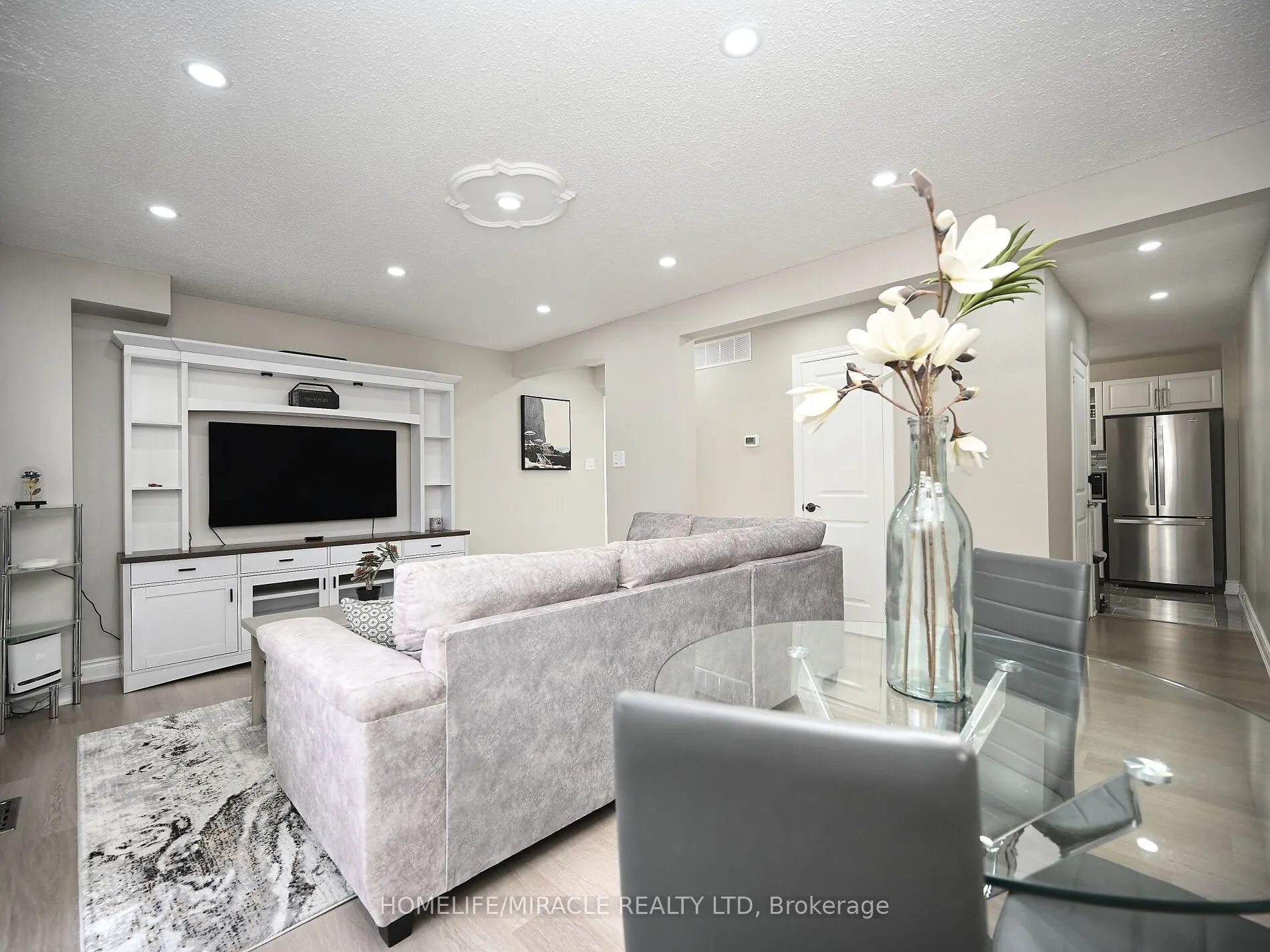 10 Grass Point Square