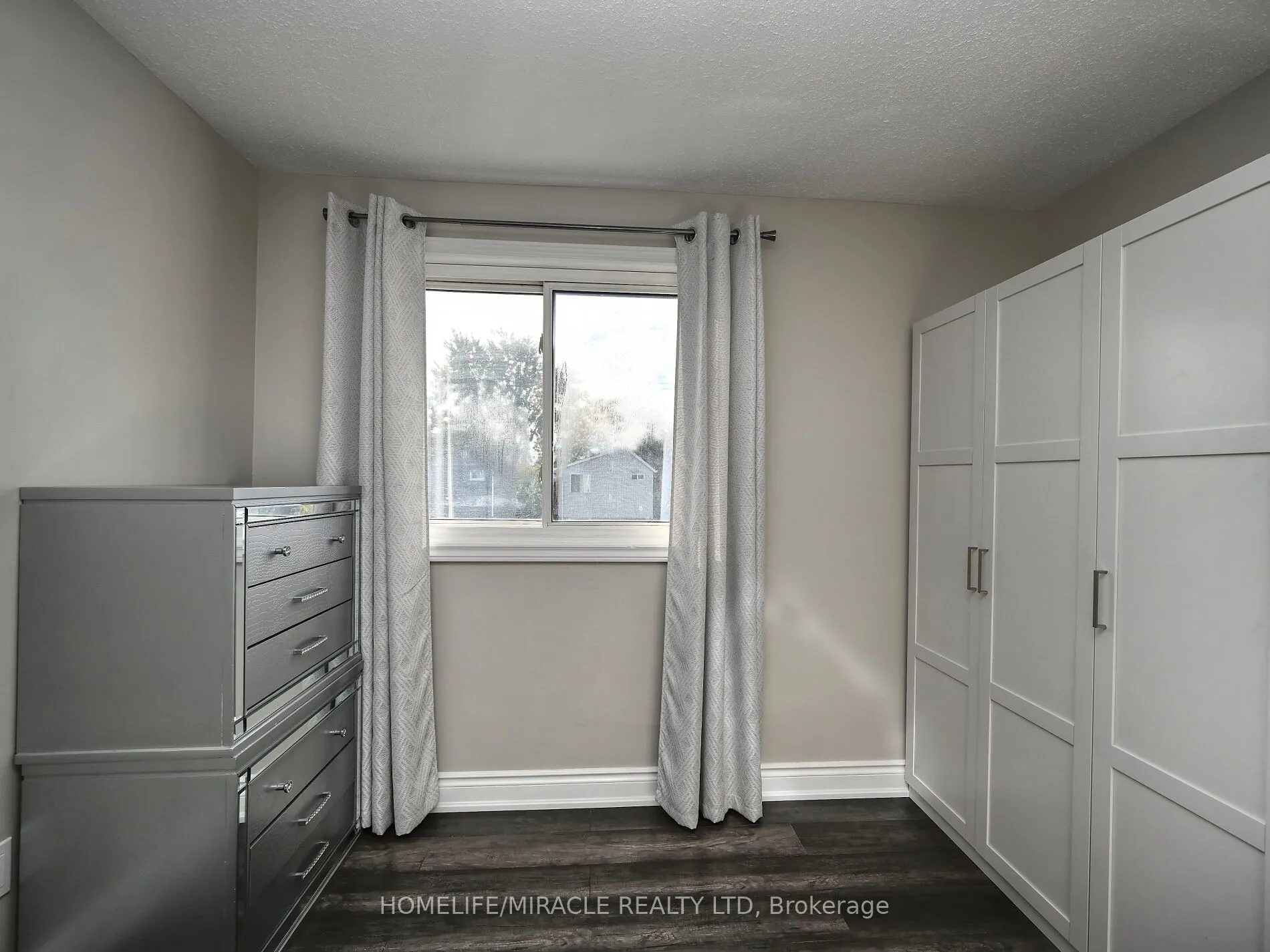 10 Grass Point Square