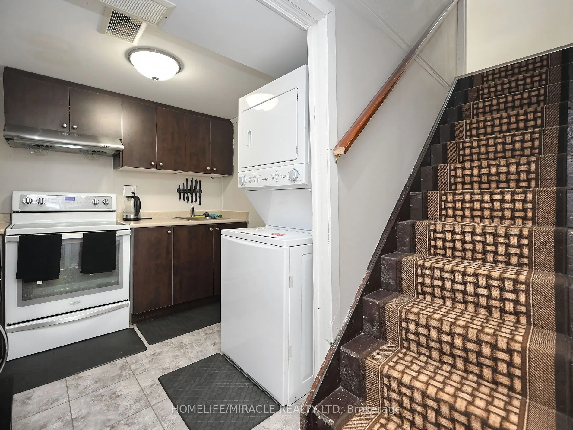 10 Grass Point Square