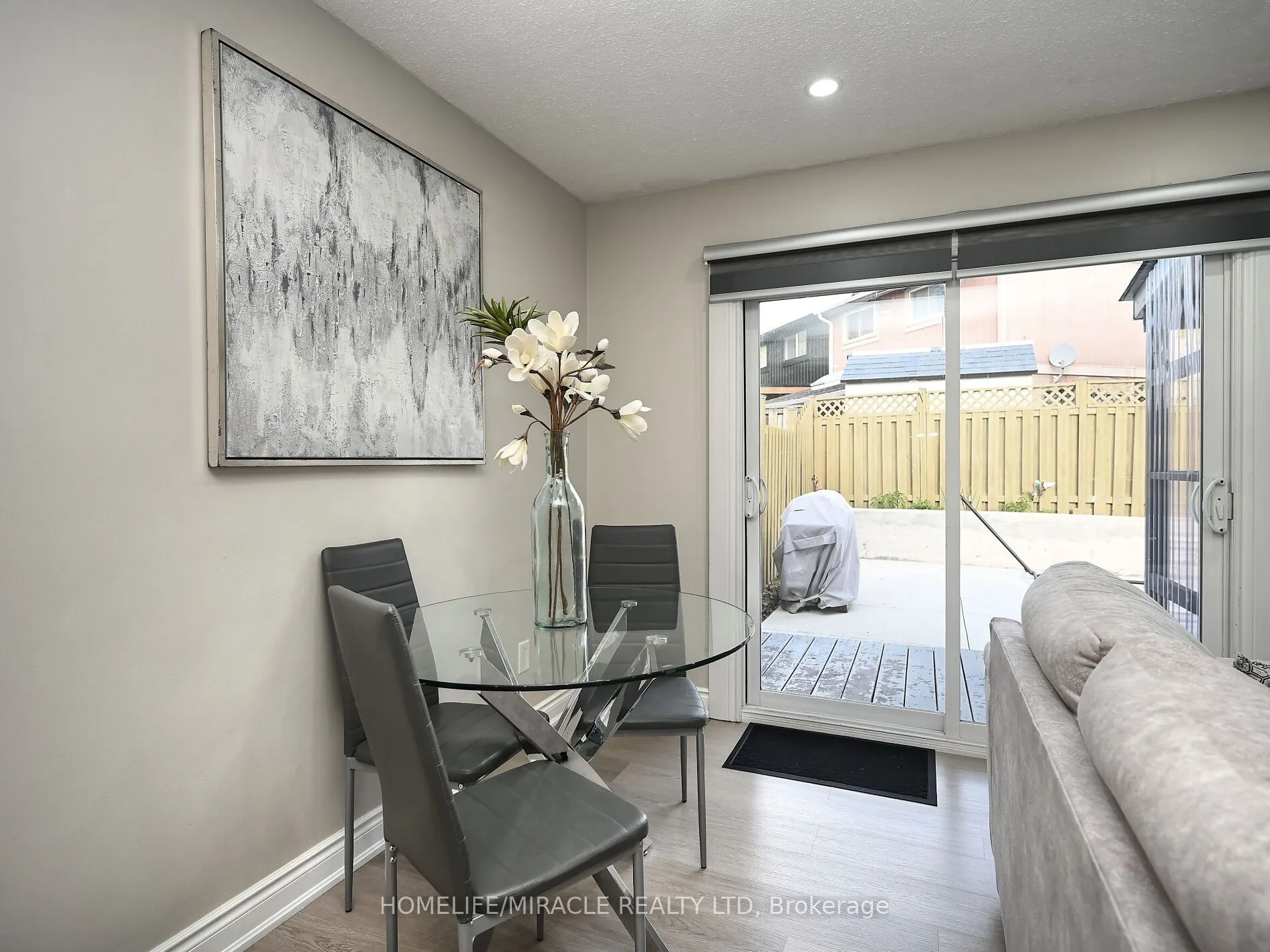 10 Grass Point Square