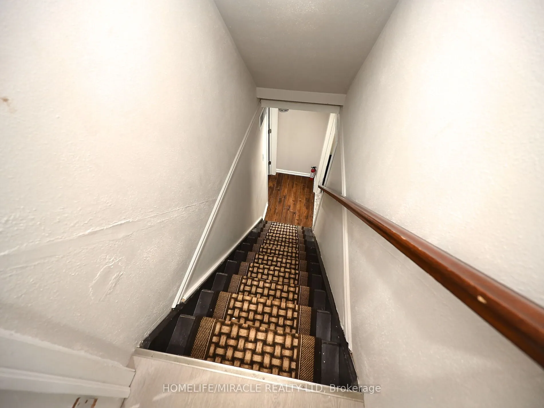 10 Grass Point Square