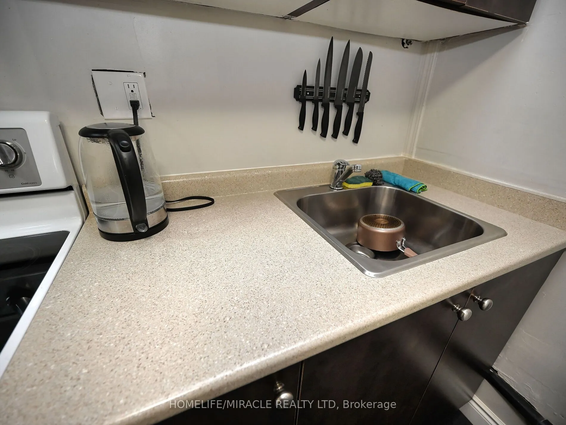 10 Grass Point Square