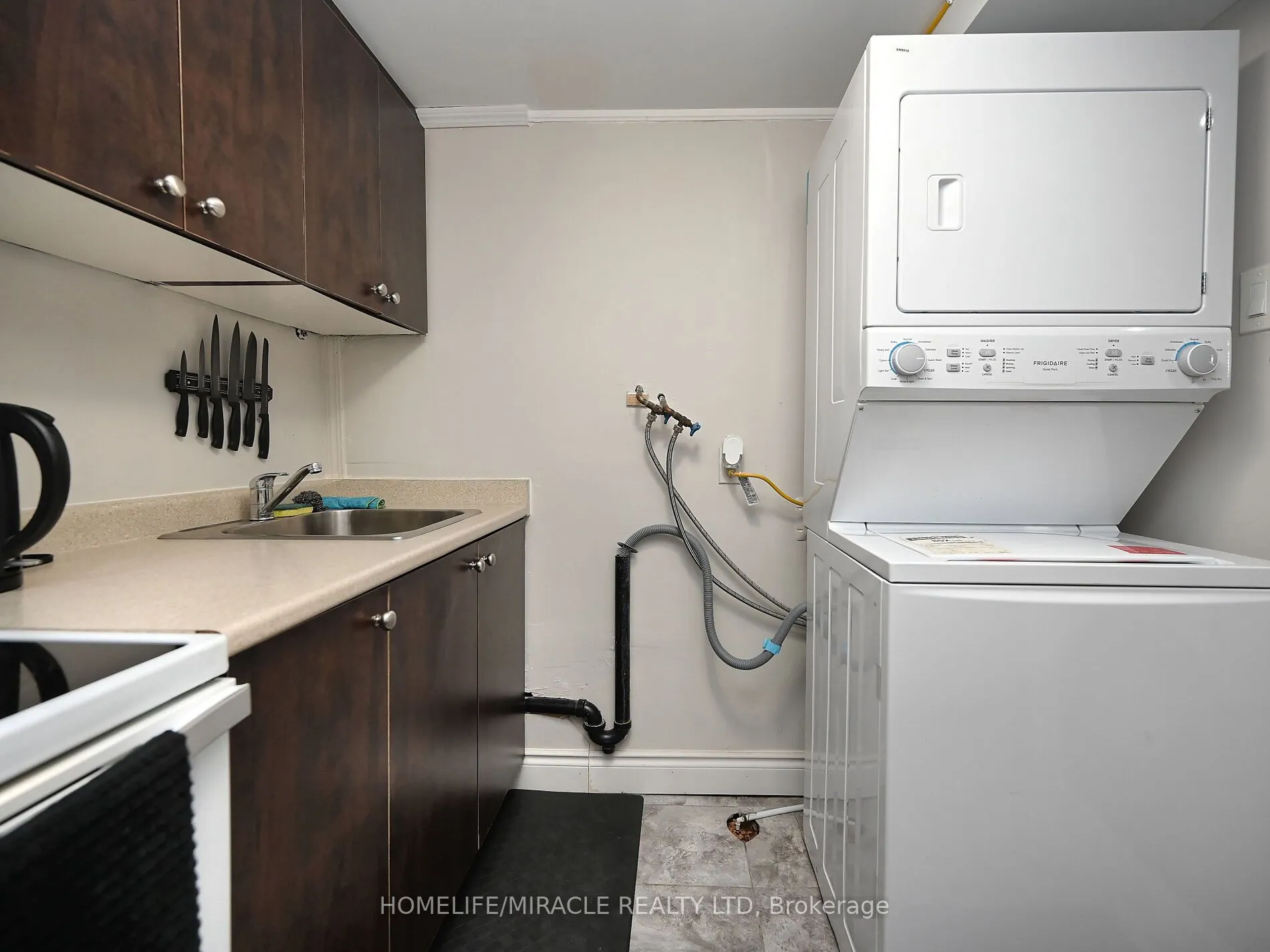 10 Grass Point Square