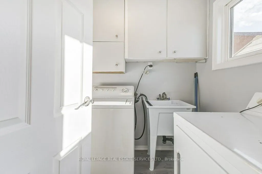 1232 Napier Crescent