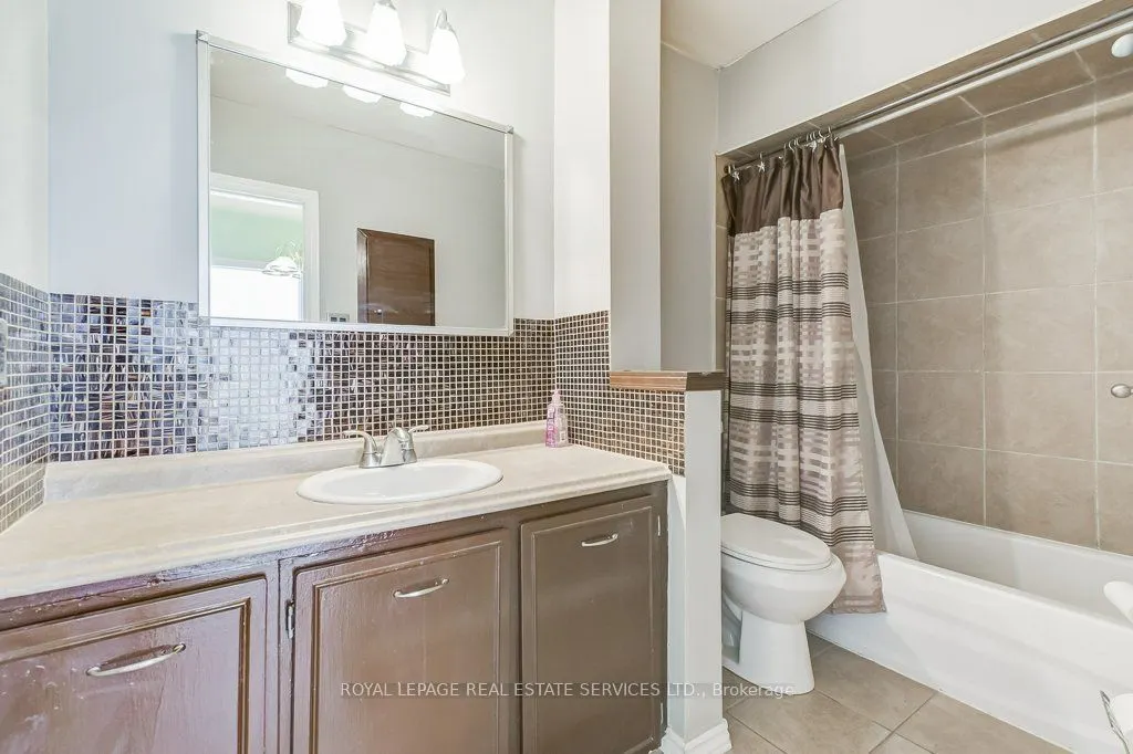 1232 Napier Crescent