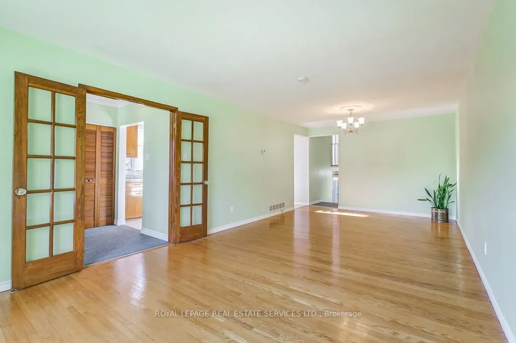 1232 Napier Crescent