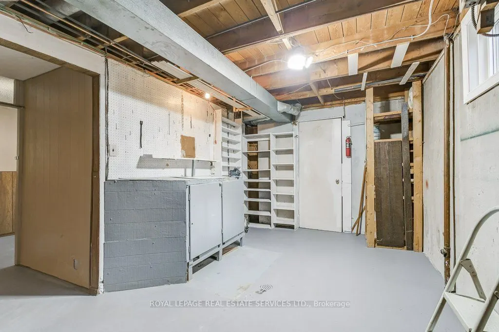 1232 Napier Crescent