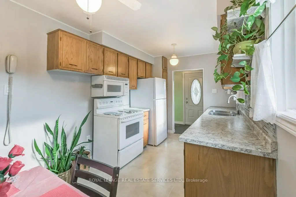 1232 Napier Crescent