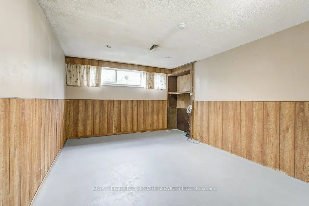 1232 Napier Crescent