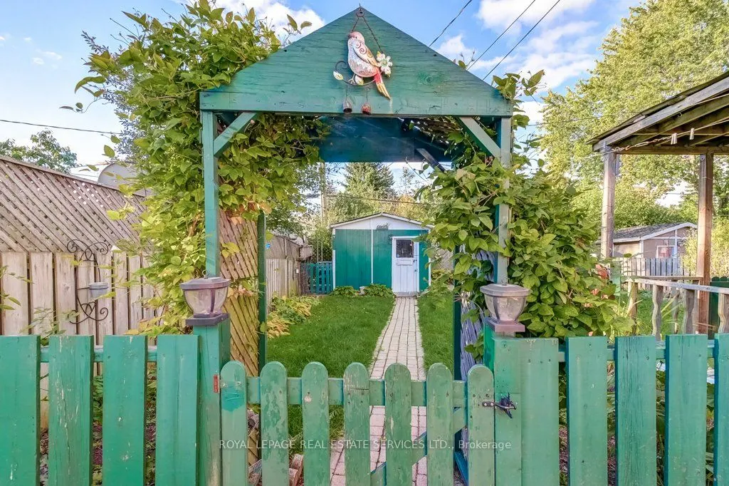 1232 Napier Crescent