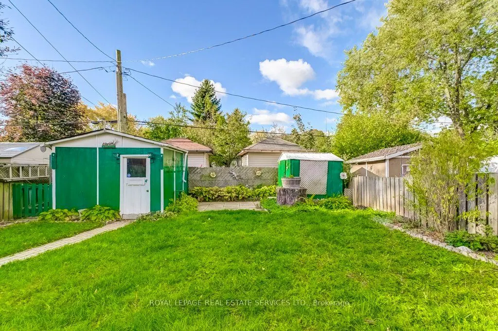 1232 Napier Crescent