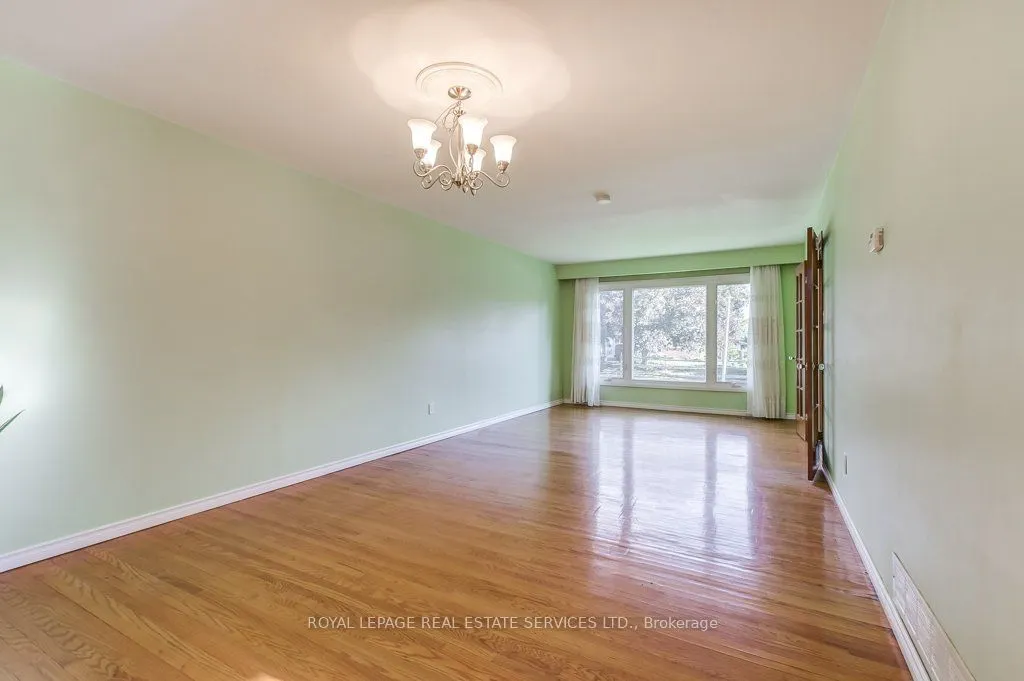 1232 Napier Crescent