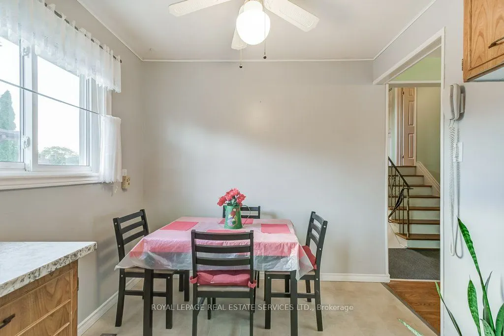 1232 Napier Crescent