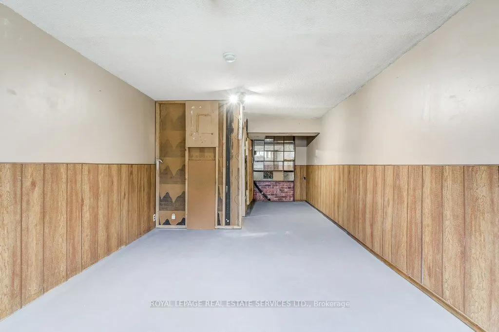 1232 Napier Crescent