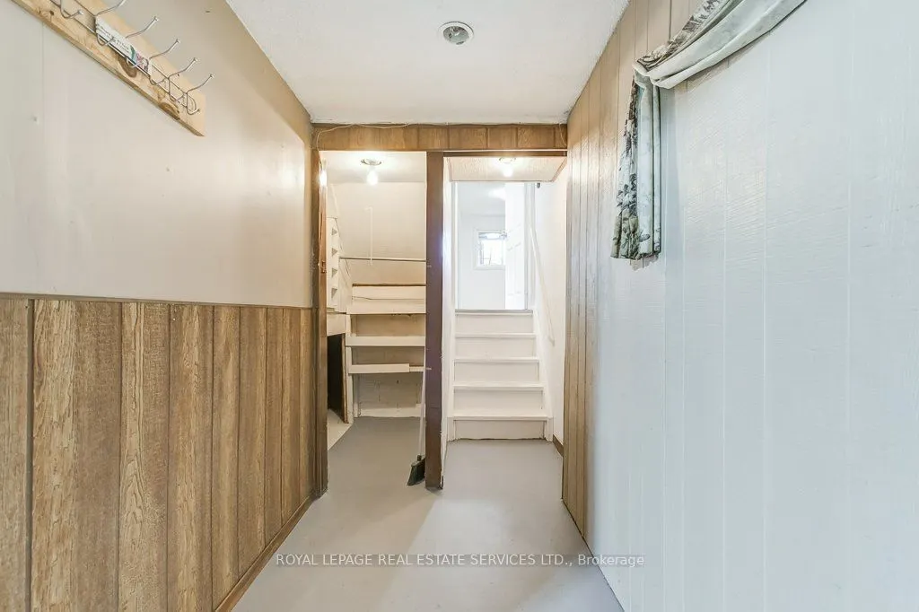 1232 Napier Crescent