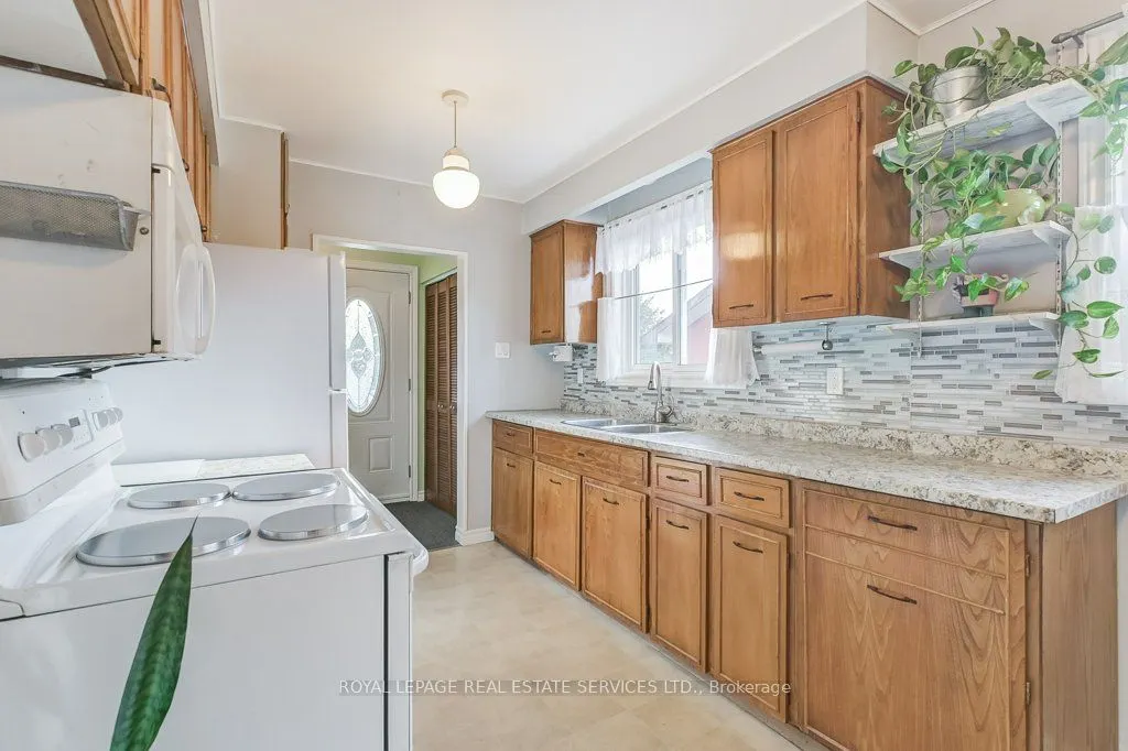 1232 Napier Crescent