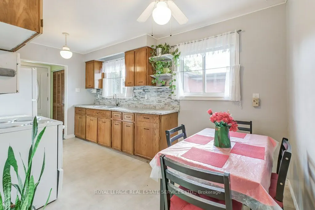 1232 Napier Crescent