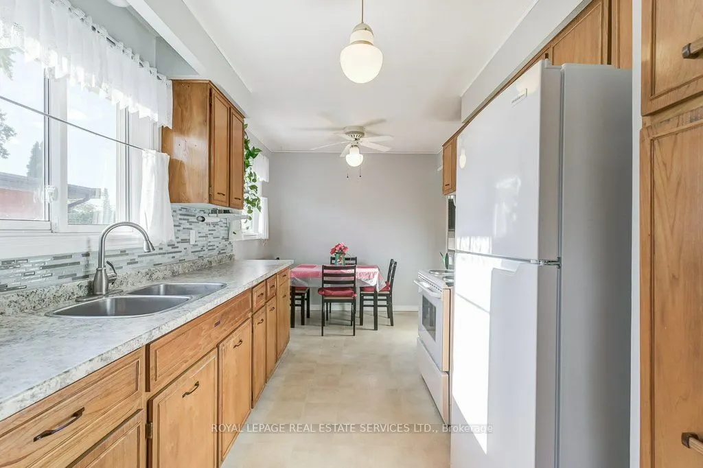 1232 Napier Crescent