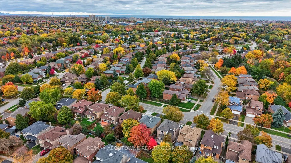 87 River Oaks Boulevard W