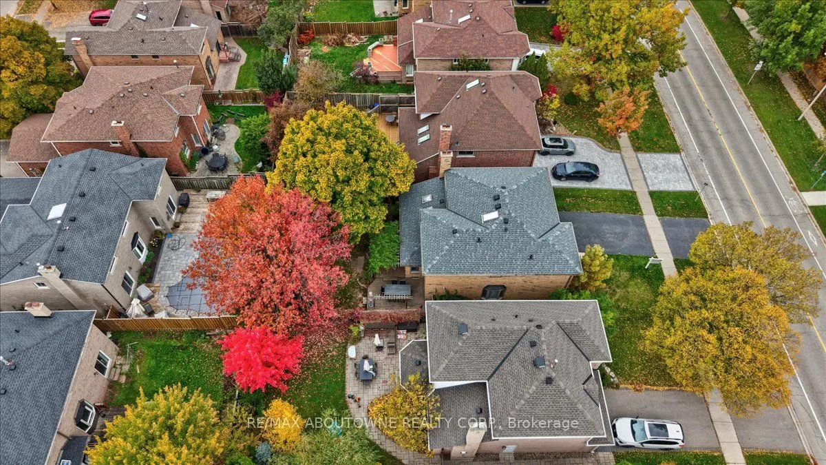 87 River Oaks Boulevard W