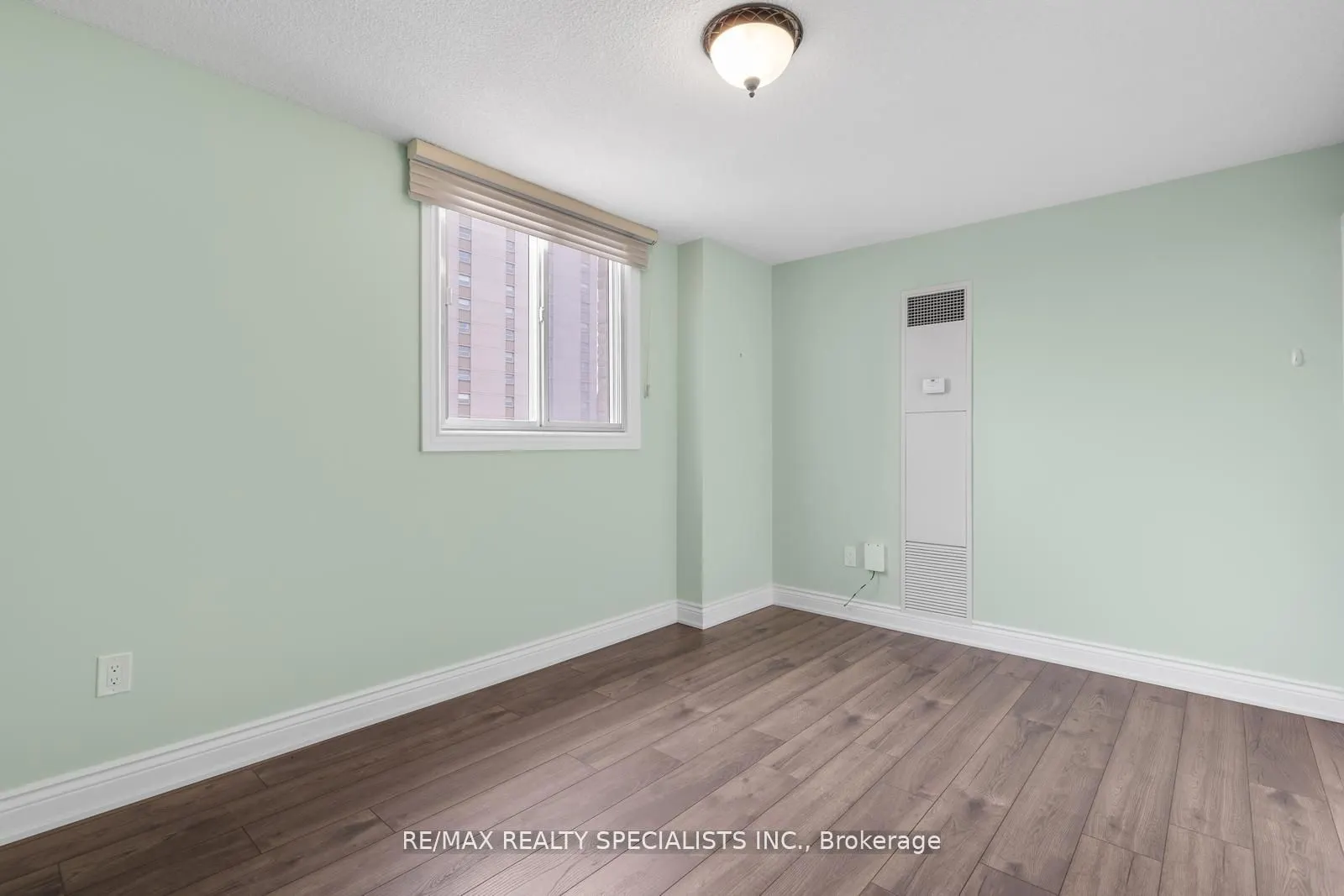 820 Burnhamthorpe Road, #803