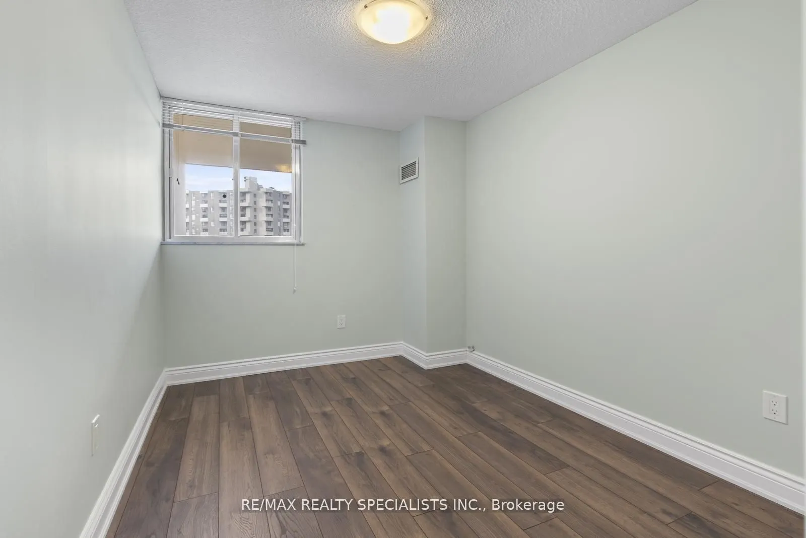 820 Burnhamthorpe Road, #803