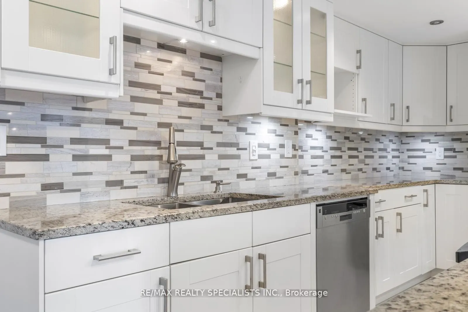 820 Burnhamthorpe Road, #803