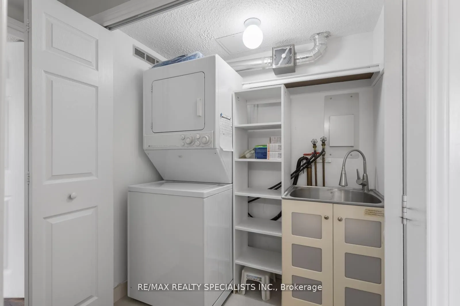 820 Burnhamthorpe Road, #803