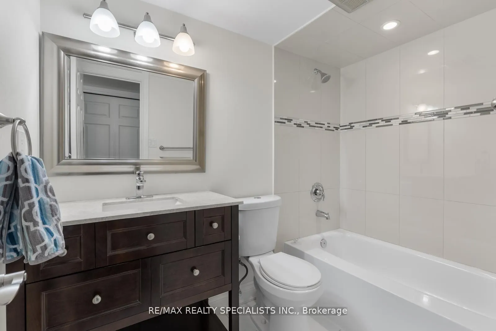 820 Burnhamthorpe Road, #803