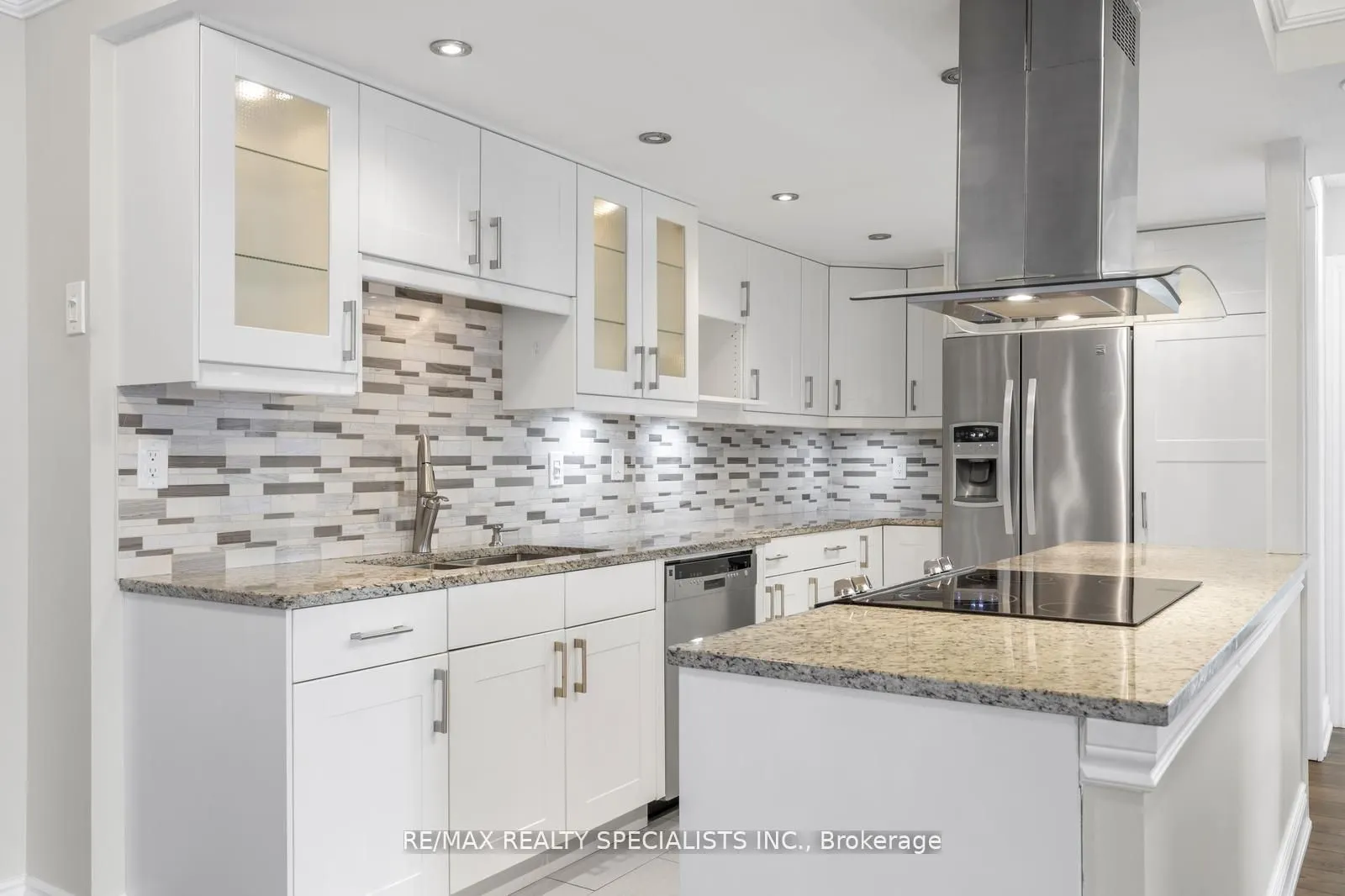 820 Burnhamthorpe Road, #803