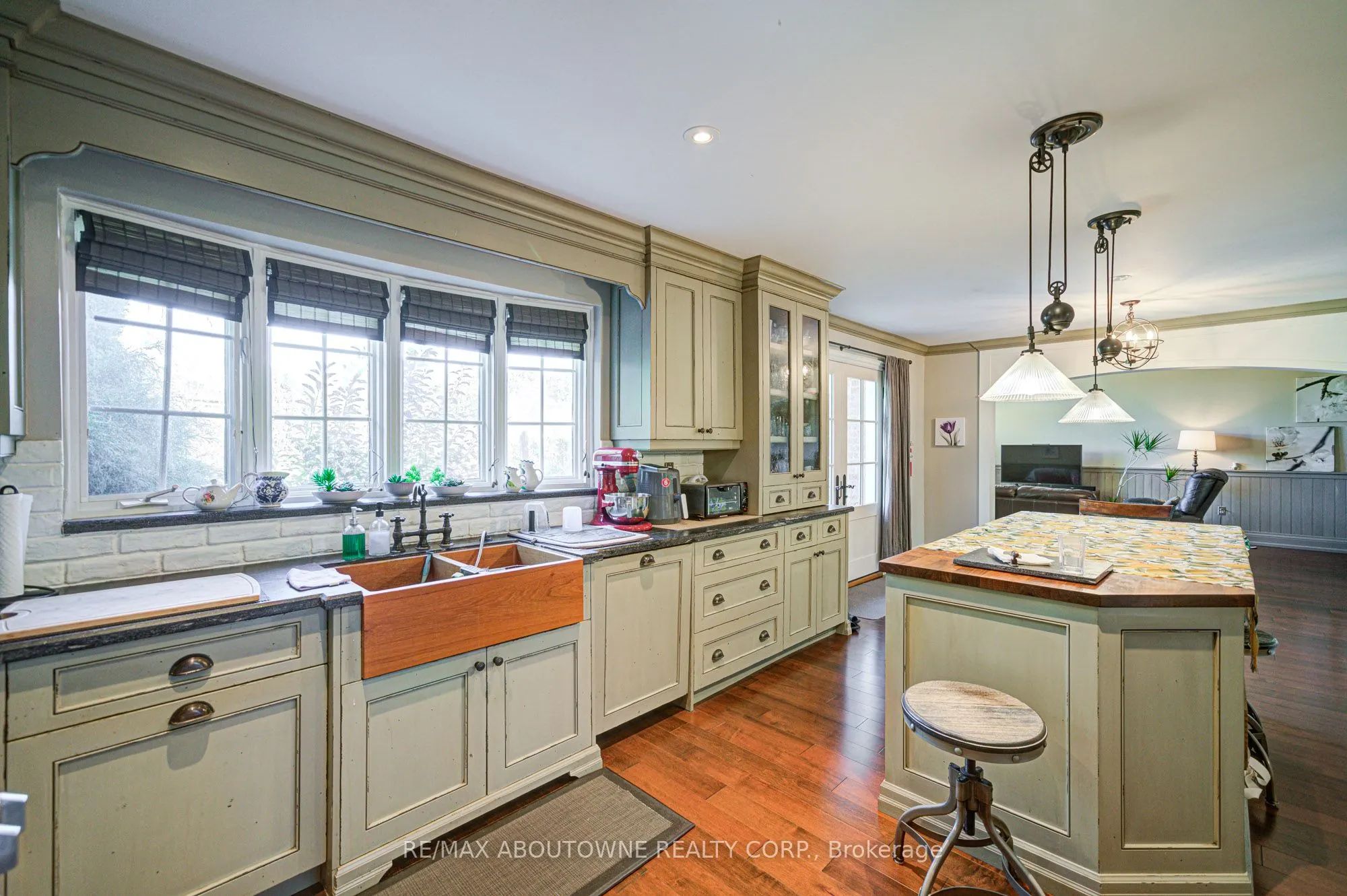 2193 Meadowland Drive