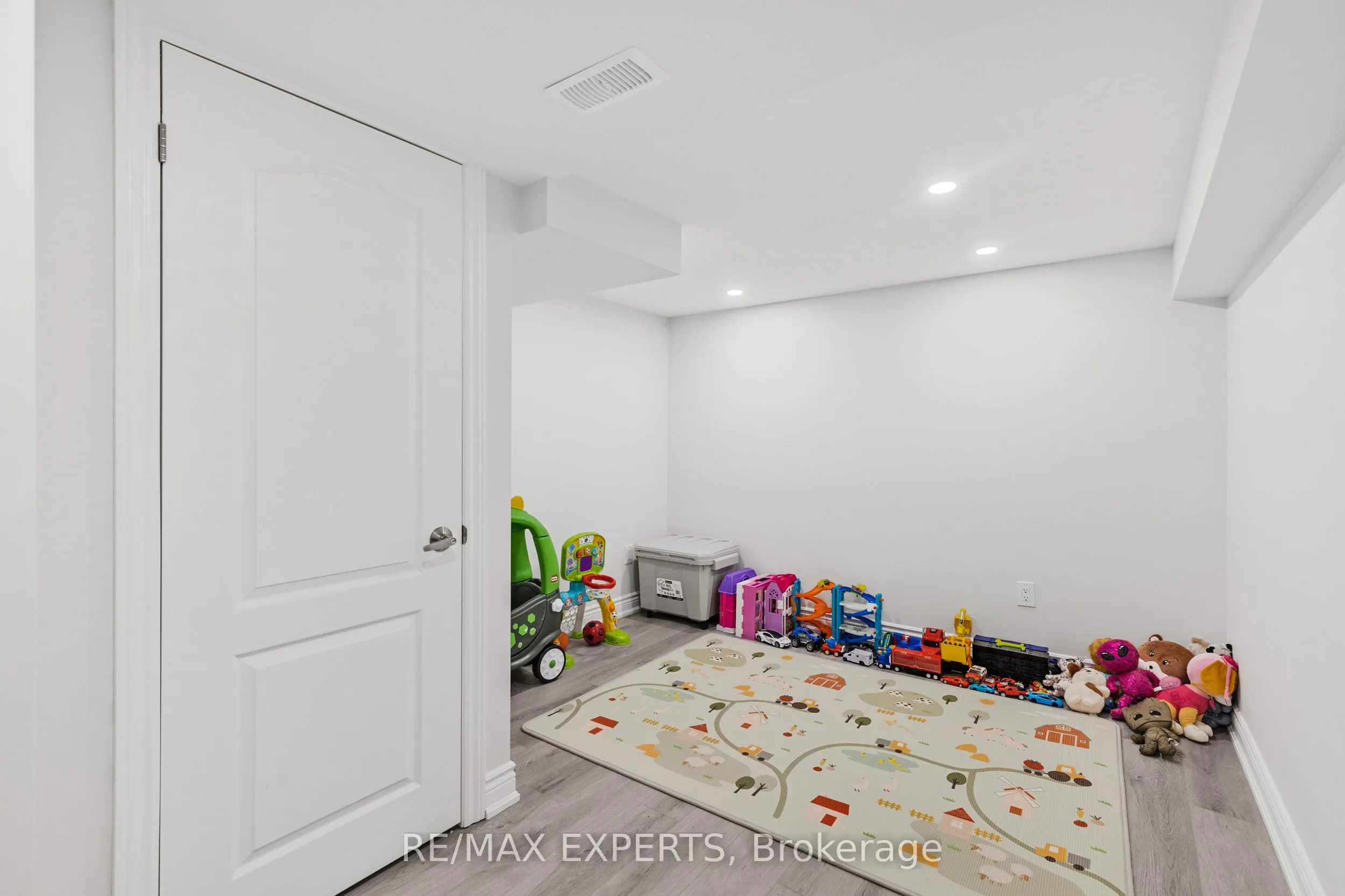 1358 Lobelia Crescent