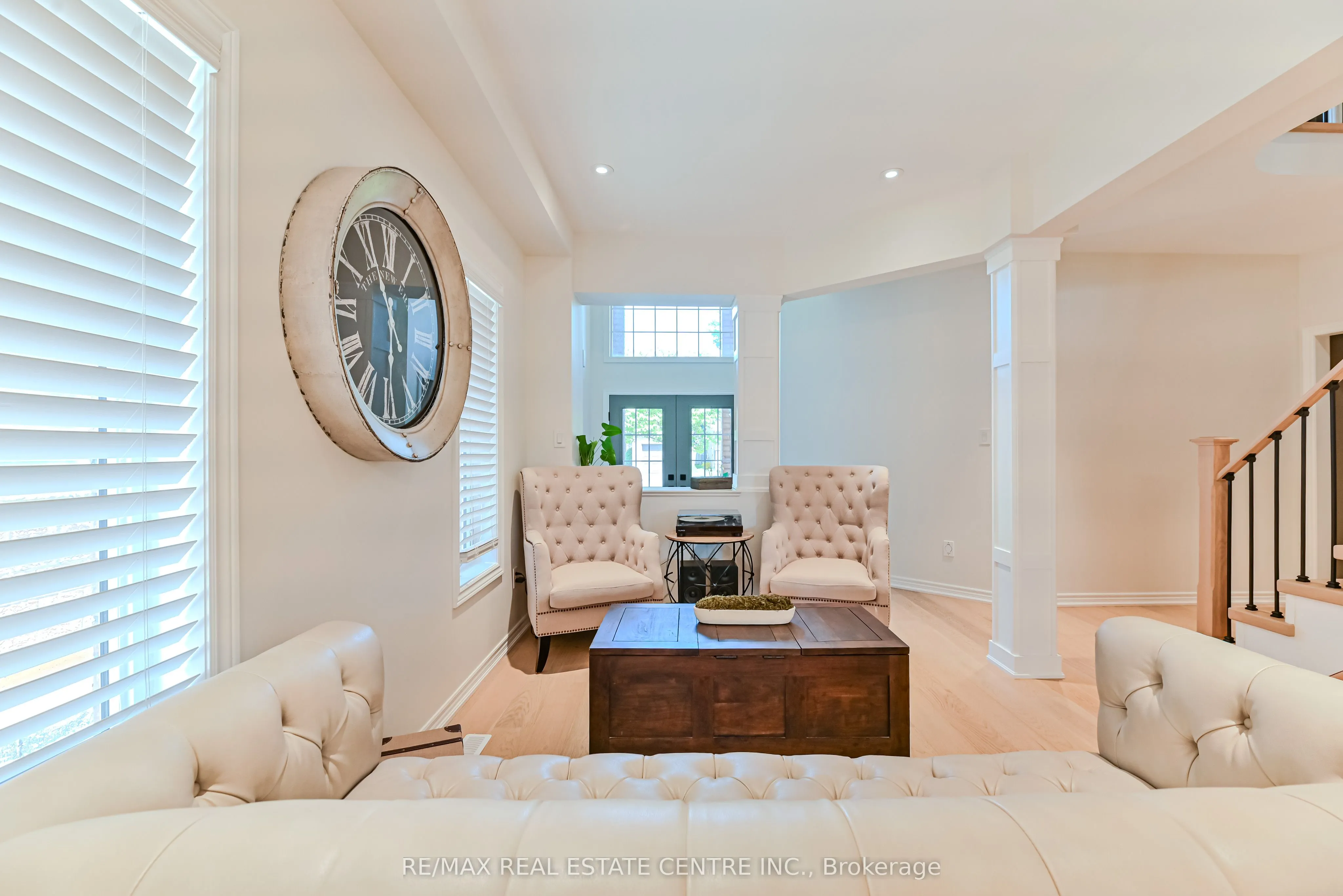 2498 Longridge Crescent