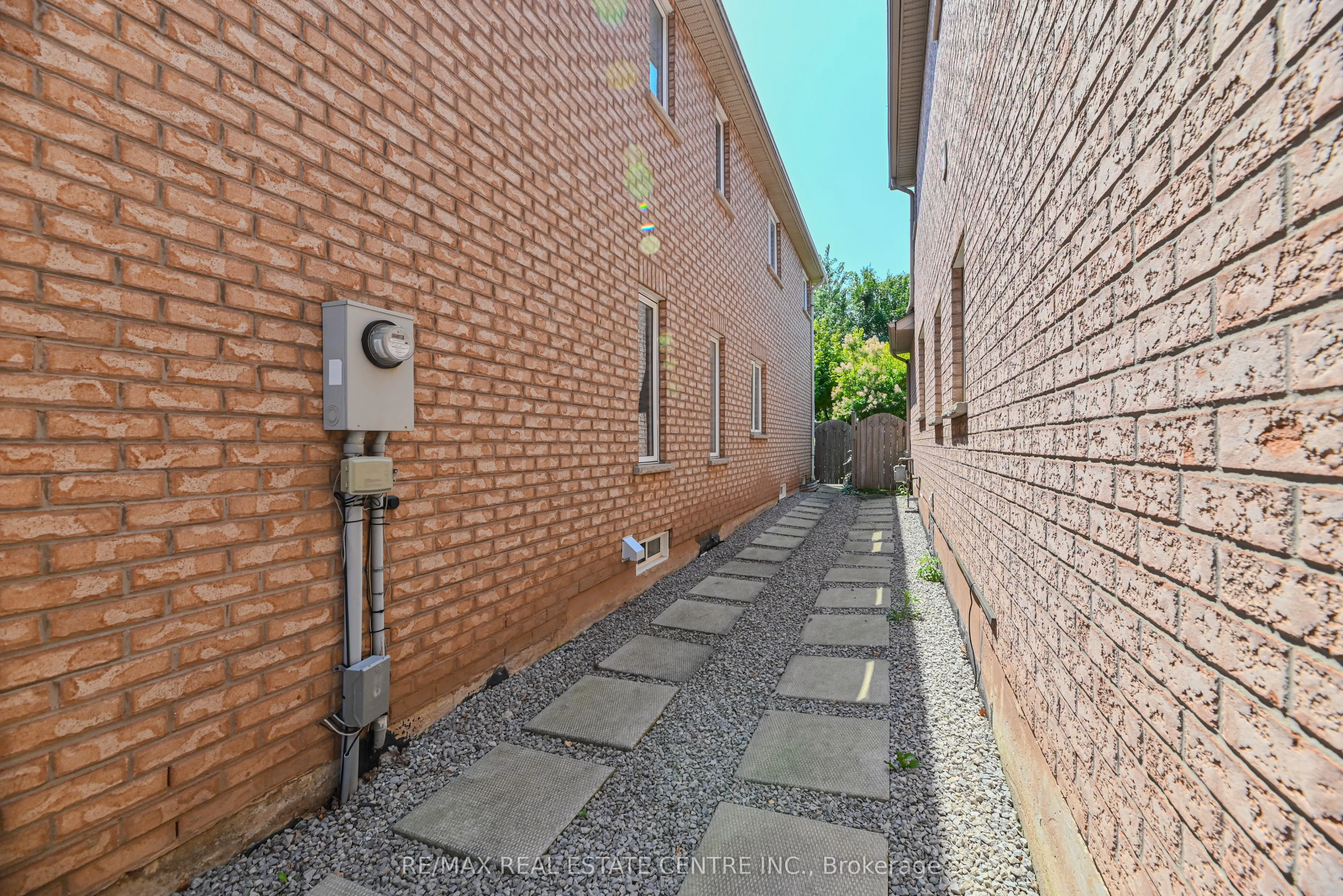 2498 Longridge Crescent