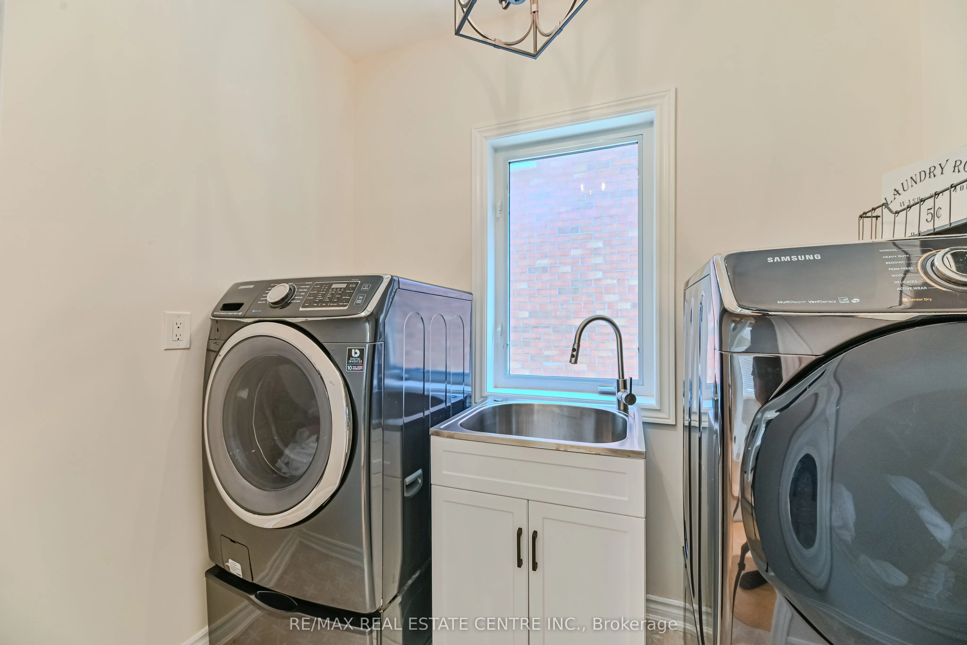 2498 Longridge Crescent