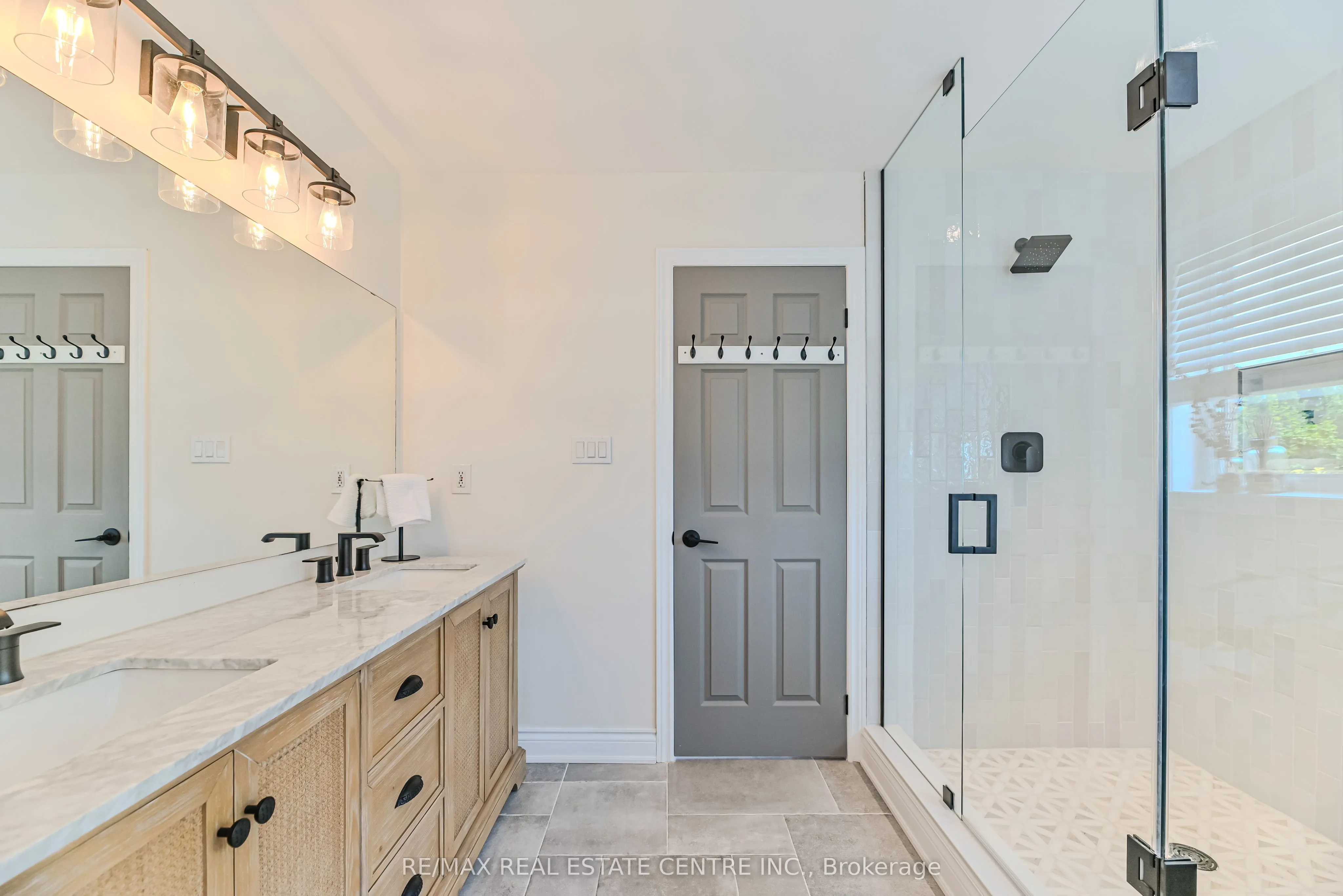 2498 Longridge Crescent