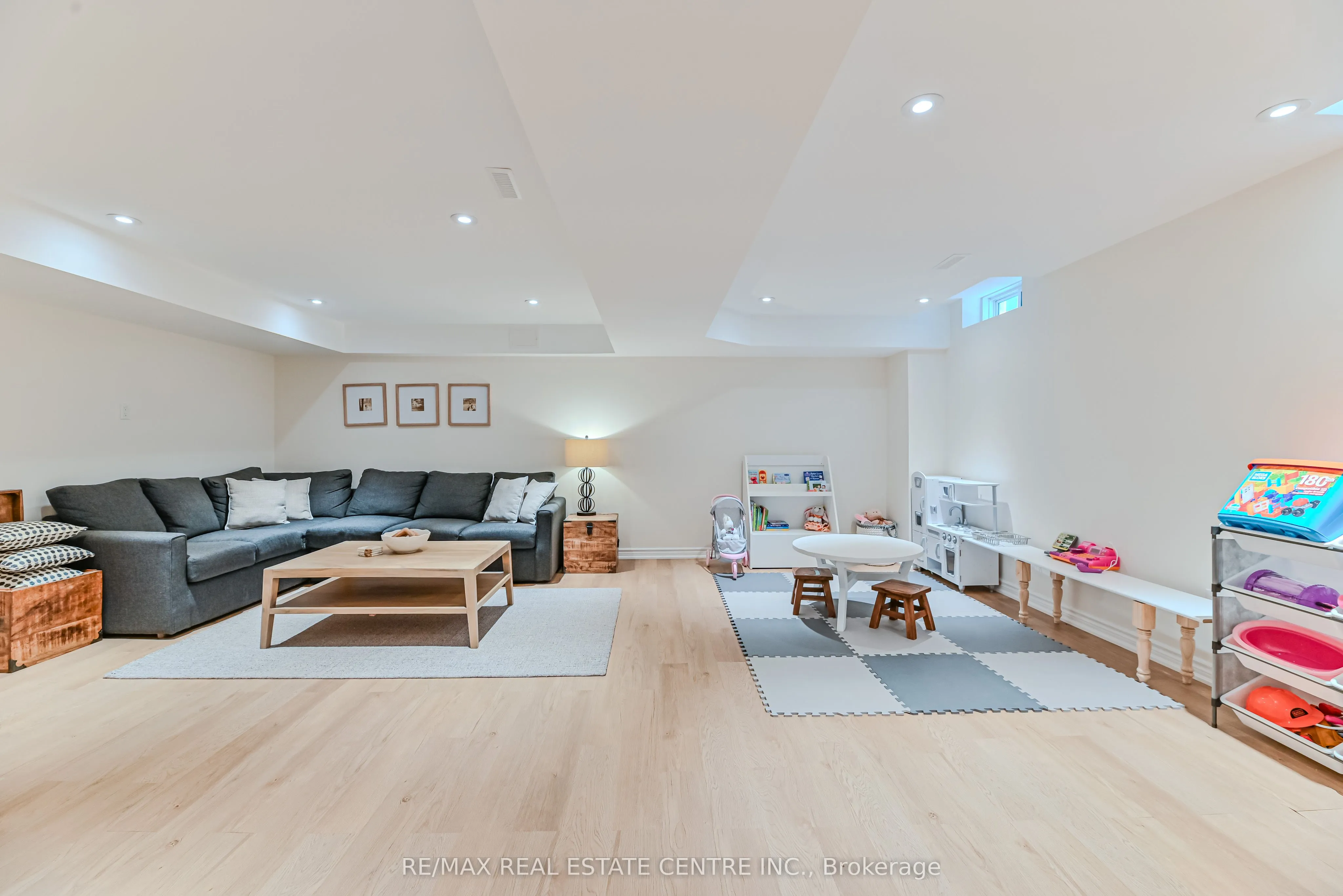 2498 Longridge Crescent