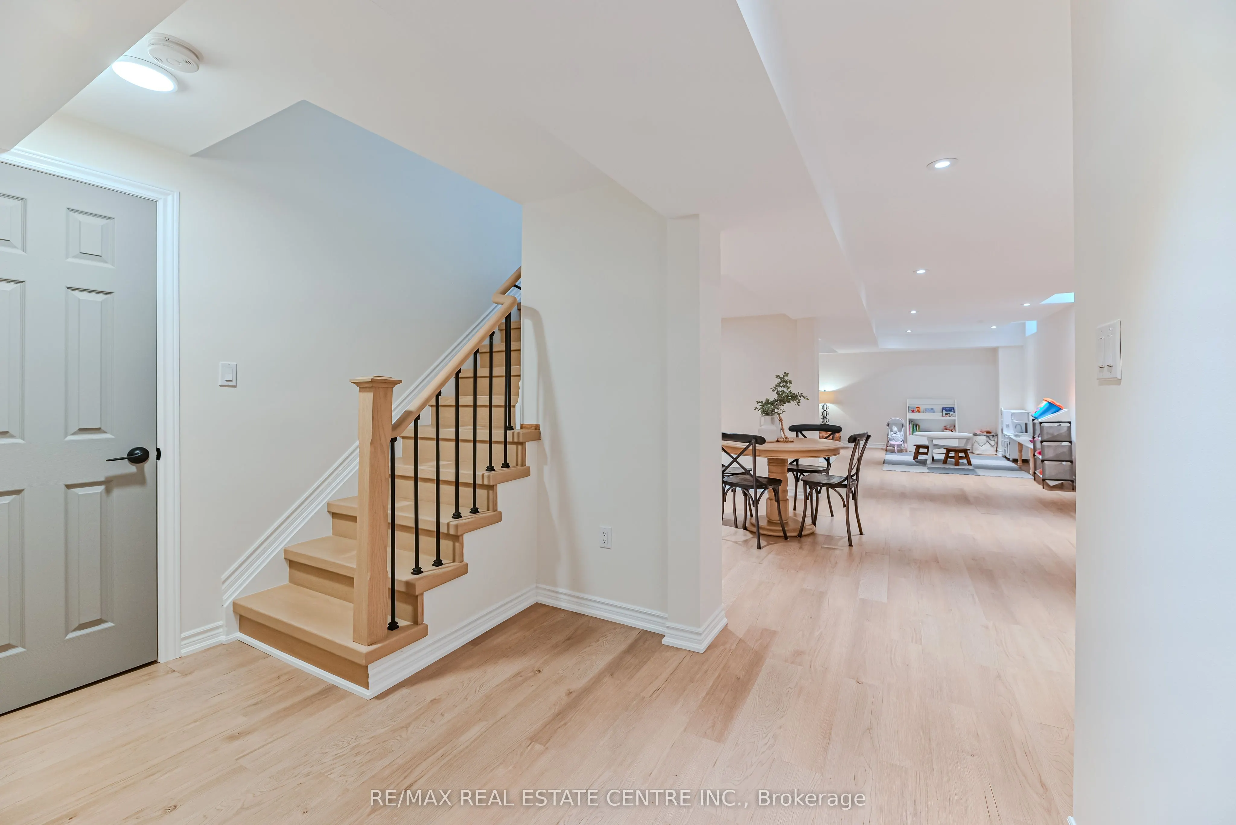 2498 Longridge Crescent