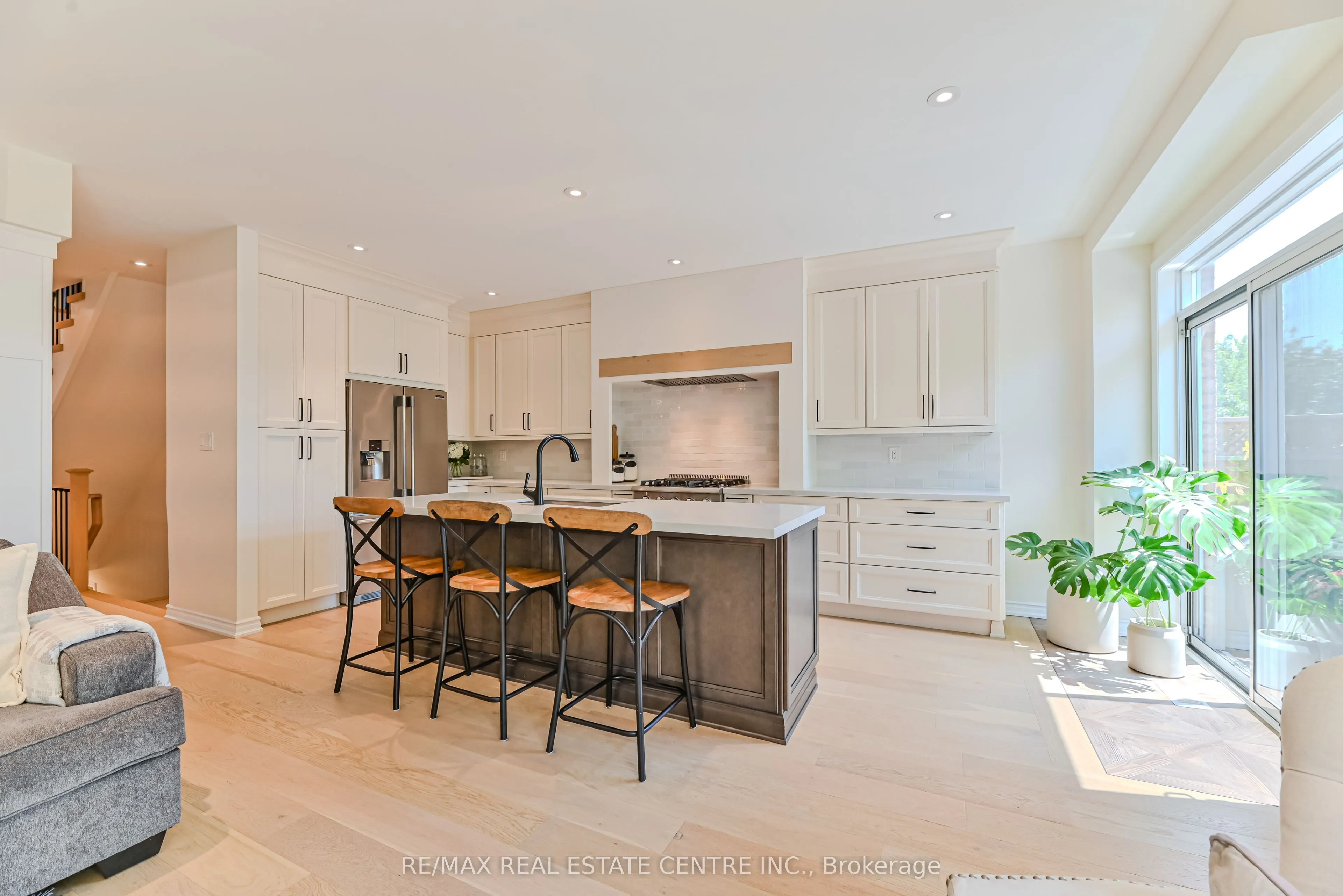 2498 Longridge Crescent