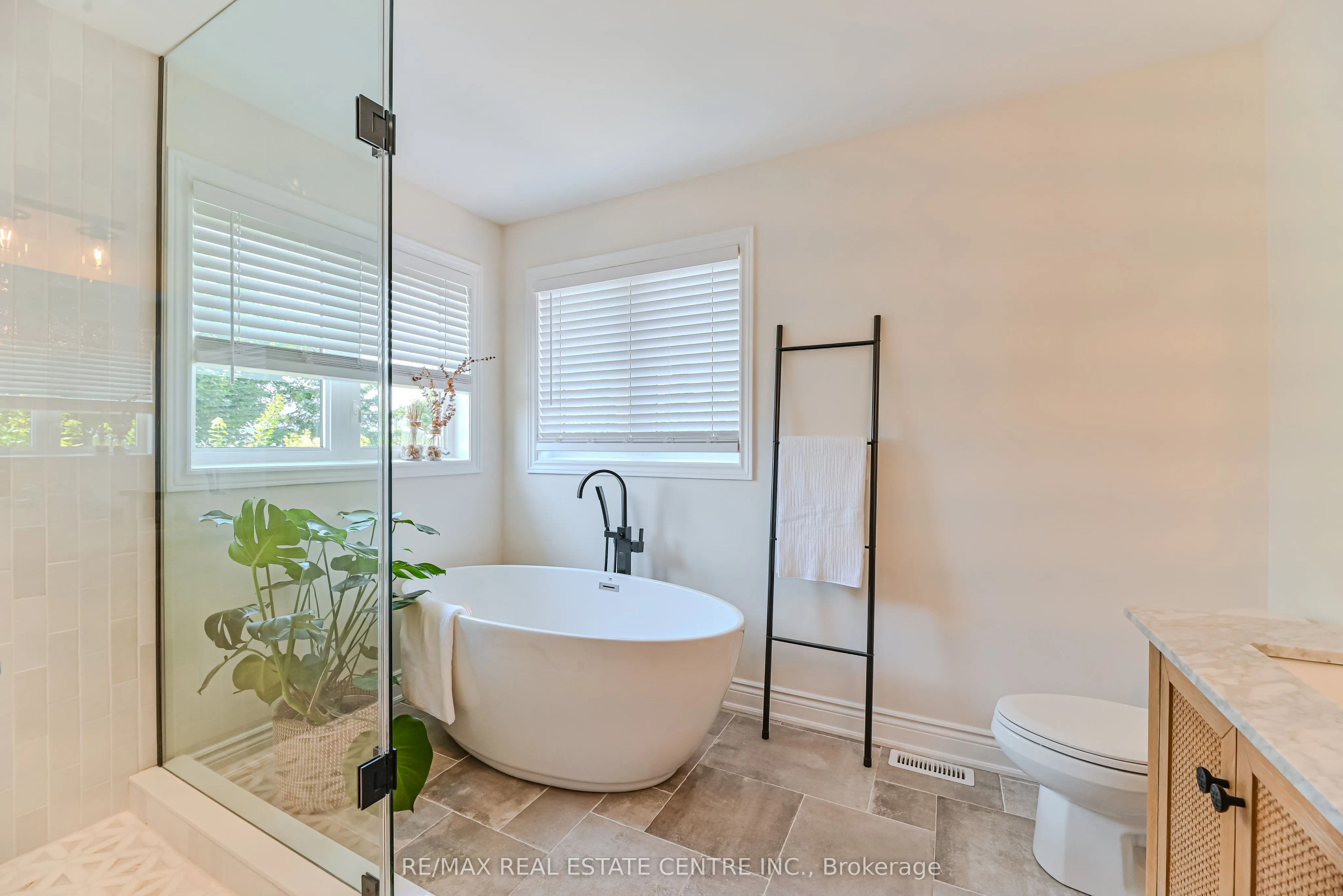 2498 Longridge Crescent