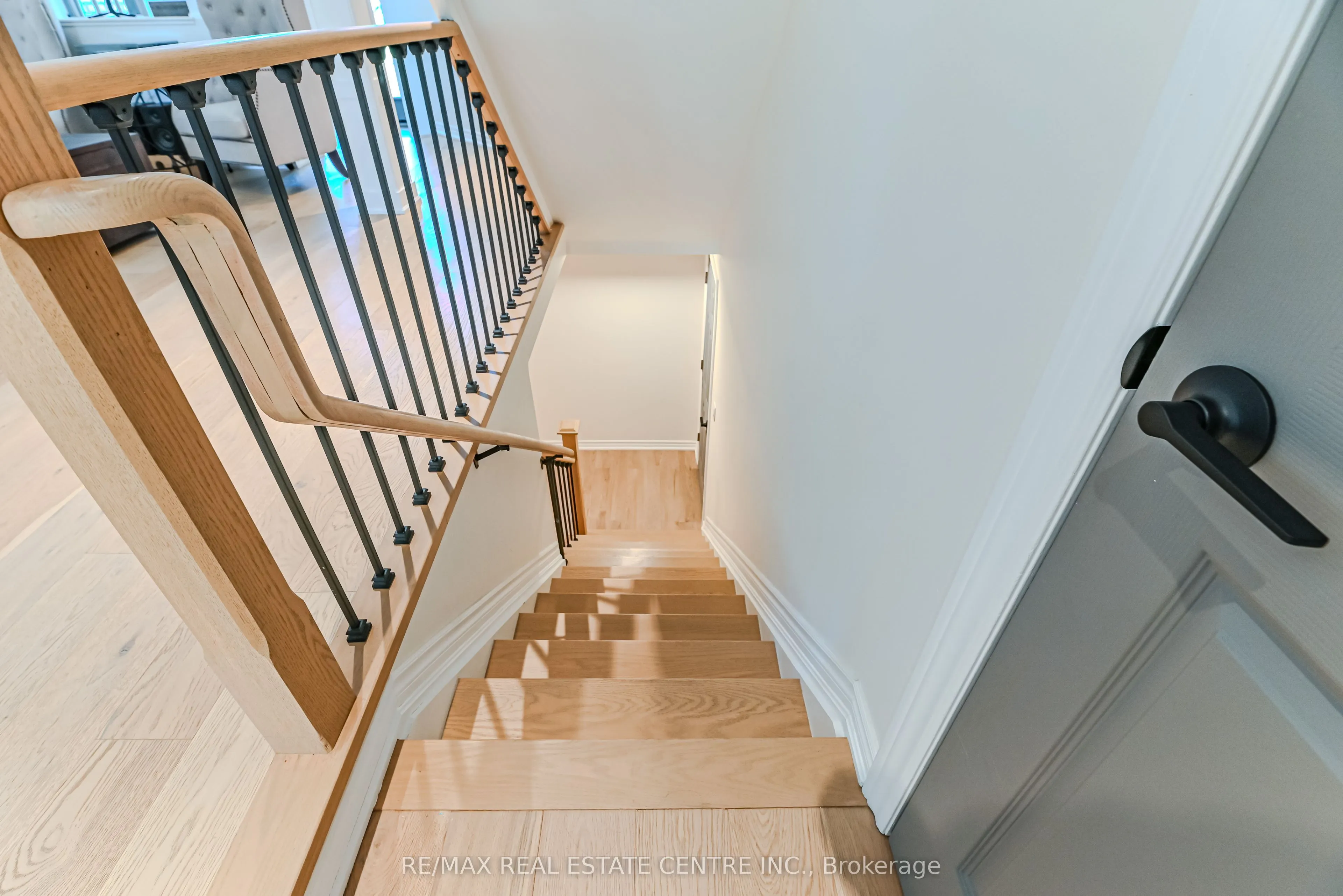 2498 Longridge Crescent