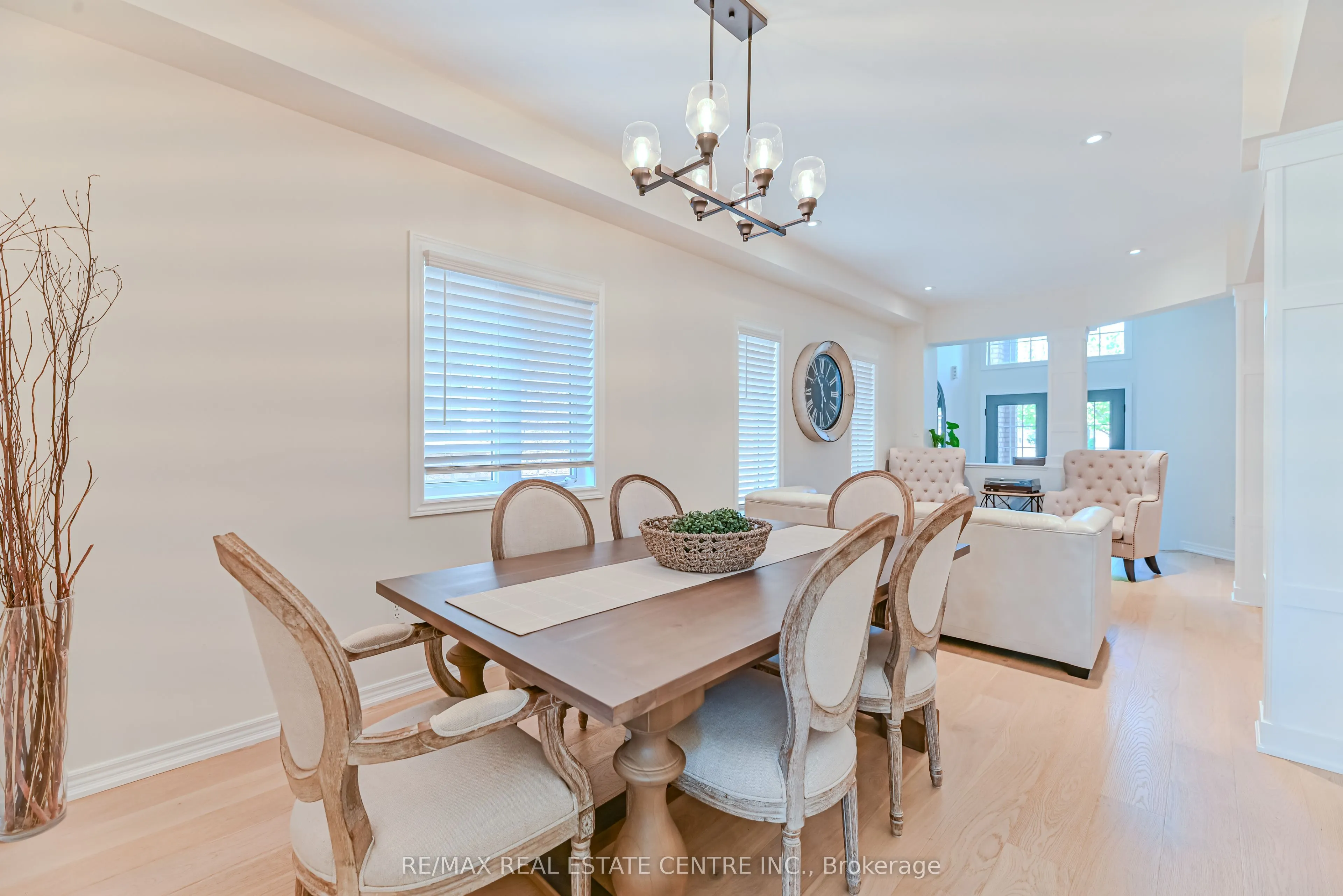 2498 Longridge Crescent