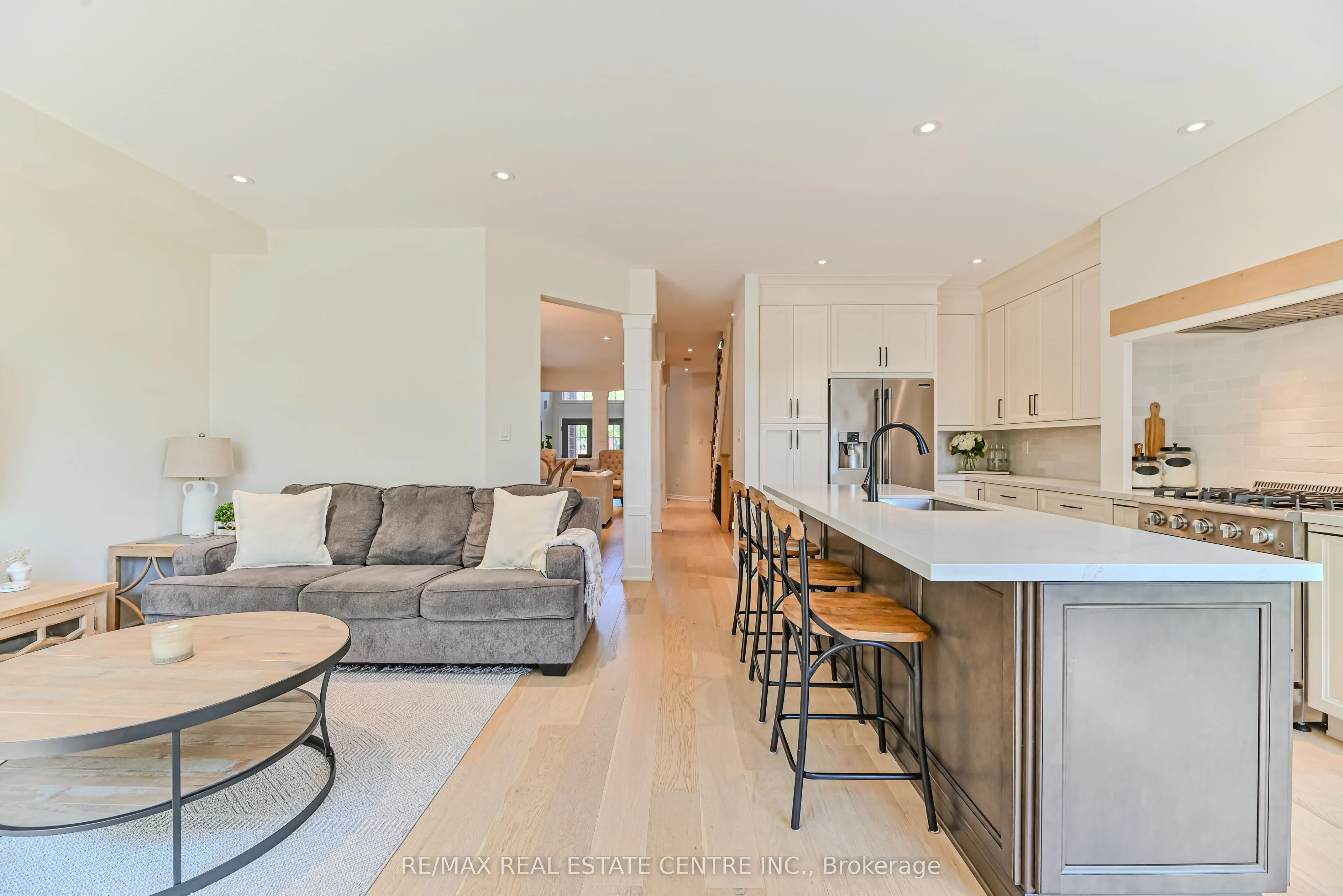 2498 Longridge Crescent